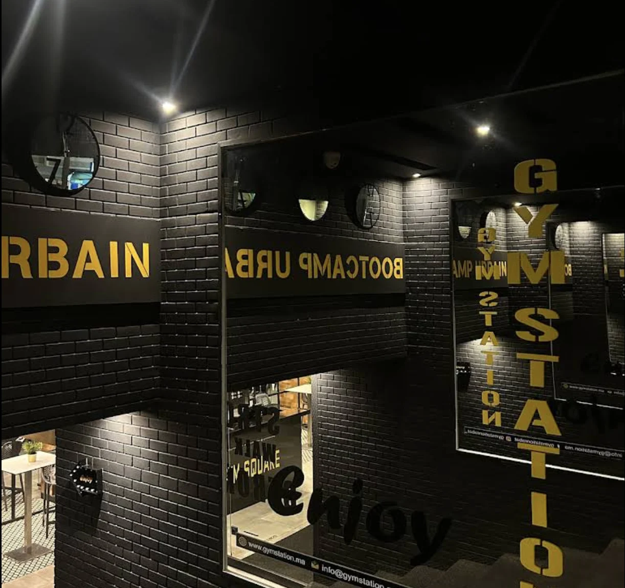 Intérieur du club GymStation Sport Club à Rabat, murs en briques et espace bootcamp urbain